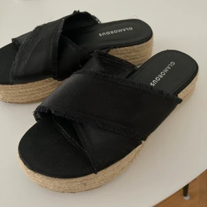 Trendiga Sandaler / tofflor  - Sandaler / tofflor inköpta på Tosphop för 800kr. Hämtas gärna på Kungsholmen, annars går frakt bra (köparen betalar frakt). 