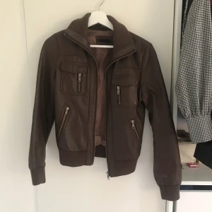 Skinnjacka - Superfin skinnjacka i äkta läder i storlek M😍😍
