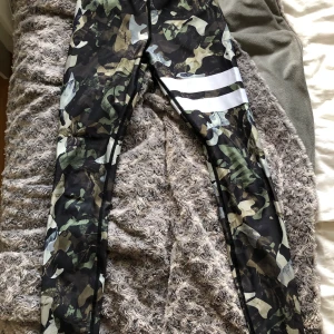 Stronger tights storlek XS - Träningsbyxor från stronger i militär mönster