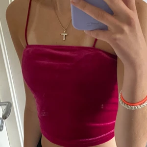 Linne i sammet - Fint mörkrosa sammet linne, helt nytt aldrig använd! Liknar modellen på ett ”gina linne”.