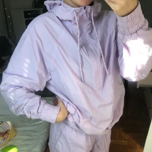 Jacka från monki-set - Ljuslila vårjacka som är skitsnygg. Som ni ser på bilden så är det ett set, kan sälja det var för sig eller tillsammans. Hela setet: 500kr