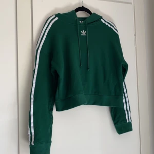Tjocktröja adidas - Superfin croppad tjocktröja från adidas😍 köparen står för frakten på 66kr