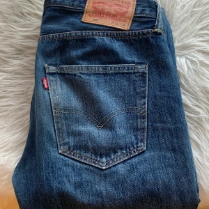 Levis 501 - Levis 501 Jeans i storlek 31’ 34’ i fint skick, märks knappt att de är använda. Lägger sig snyggt över Af1 och andra skor. 
