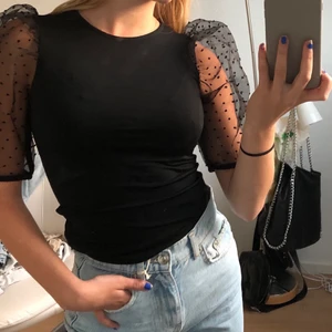 Oanvänd Fest/vardags topp  - Skit snygg topp från Gina som funkar till mycket. Är en xxs men materialet är super stretchigt så passar både xxs/s/m. Köpt för 259kr,köparen står för frakt💫💫 
