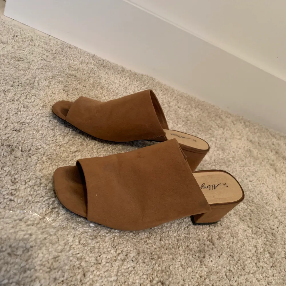 Nude/beige/tan colourd mules. Comfortable to walk in. Condition is good. Size 37. Skor.