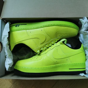 Air Force 1 Volt Black - Säljer ett par oanvända Air Force 1 Volt Black. Ligger fortfarande i orginal förpackningen. Tillkommer ett par svarta skosnören.   Storlek: 8,5 (US), 42 (EUR)   BIN: 1000KR   Kan mötas upp i centrala Malmö. Om det ska fraktas står köparen för fraktkostnad