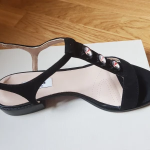 𝗖𝗟𝗔𝗡𝗞𝗦 𝗛𝗘𝗟𝗧 𝗡𝗬𝗔 - Helt nya clanks skor i storlek 39 köptes för 1000kr men säljs för 300kr super fina och ALDRIG använda.