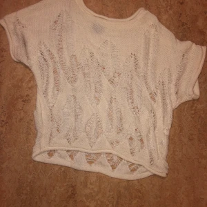 Stickad T-shirt  - Stickad T-shirt i strl 170.