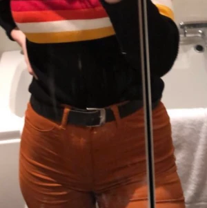 Orangea jeans - Använda ett bar gånger men skit snygga orange jeans