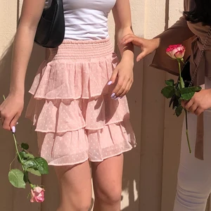 Kjol  - Säljer min kjol som är köpt på barnavdelningen på Lindex, sparsamt använd och passar alla storlekar från xs (som jag har) till en liten M. Jag är 1,71 cm lång och kjolen går ganska långt ner som ni kan se på första bilden. STRETCHIG vanli storlek:158-160 