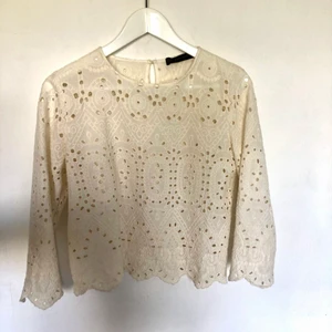 Blus från Zara basic strl xs - Säljer en blus från Zara basic i strl XS. 