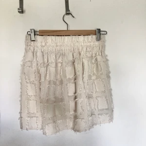 Vit kjol, HM strl cs - Säljer min vita kjol från Hm passar bar att ha till vardags såväl som finare sammanhang 