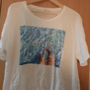 Monki T-shirt i XL - Tisha från monki som råkade komma med en beställning. Den är aldrig använd då jag inte ens beställde den lol. Kan mötas upp eller skicka, jag står INTE för frakten
