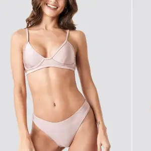 Säljer vidare denna fina bikini från NA-KD slutsåld i de flesta storlekarna, perfekta färgen till sommaren💜💜Överdelen i M, underdelen i S