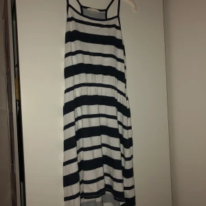 Randig ”strandklänning” H&M - Fin vit/blå randig klänning, för liten, därför säljer jag. Inte använd mycket o fint skick💞 köparen står för frakten- OBS! ENDAST SWISH