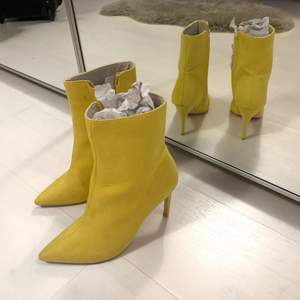 Fräckaste gula bootsen! Helt oanvända! Väldigt klar färg i suede material. Kan mötas i stockholm eller så betalar köpare för frakt