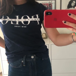 Ralph Lauren t-shirt - Marinblå Ralph lauren t-shirt med vitt tryck. Bra skick. Storlek xs men passar s också. 