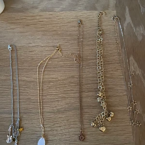 Super fina halsband - Dem kostar lite olika beroende på vilket du köper. Men frkat är 11 för 1-2 stycken och 22 för 3-4 stycken. Kontakta mig för frågor om priser 💕