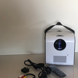 Projektor  - En jätte mysig projektor som kan kopplas med mobil, dator, kamera, PS4, dvd spelar,TV m.m. Har inställd bluetooth med högtalare. Använt den en gång, fungera fint. Den är liten och tar inte mycket plats. Köpt för en månad sen. Köpt för 1200