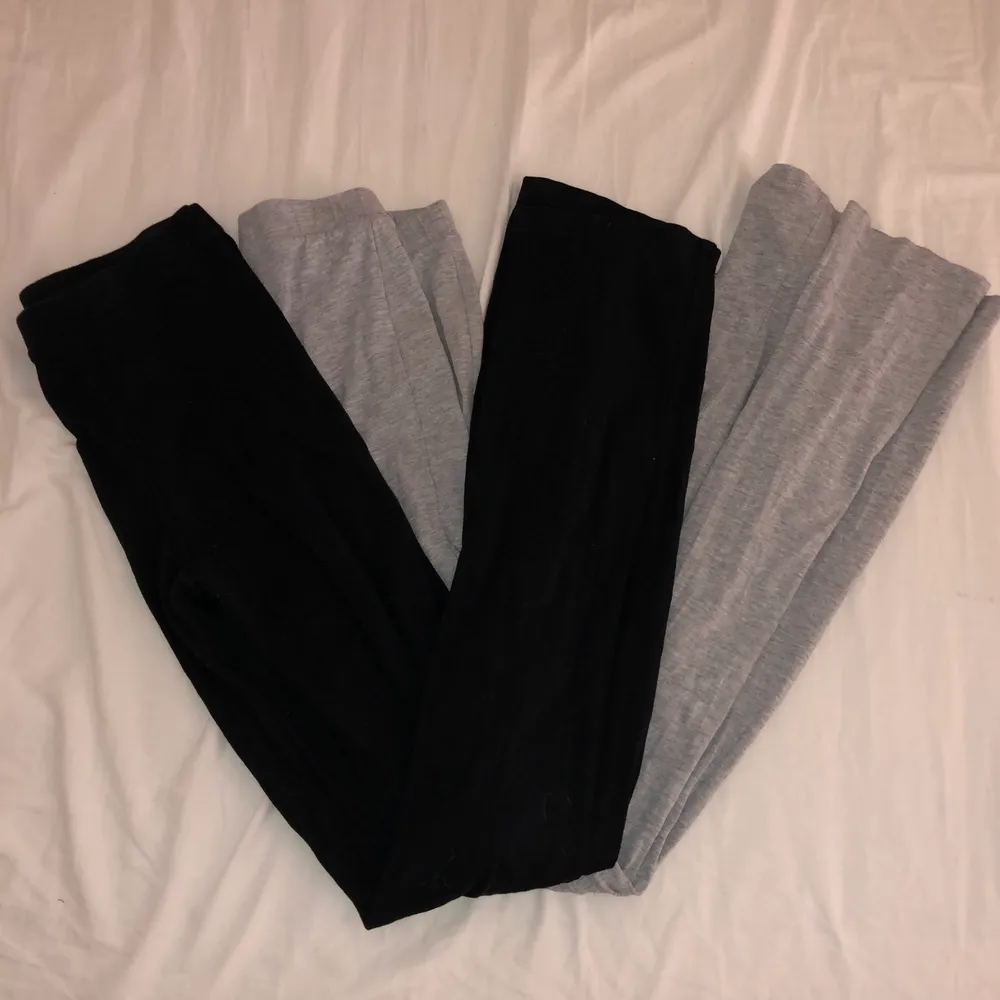 Både svarta och gråa utsvängda mjukis byxor, de svarta är i storlek S, grå är i storlek XS. De grå byxorna har en liten fläck på vänstra låret. För ett par blir priset 30, om man köper båda blir de 50 kr. . Tröjor & Koftor.