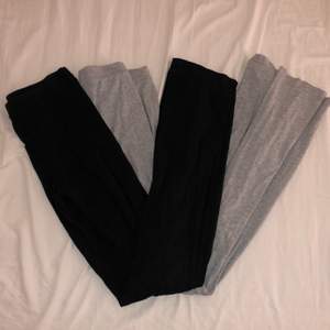 Både svarta och gråa utsvängda mjukis byxor, de svarta är i storlek S, grå är i storlek XS. De grå byxorna har en liten fläck på vänstra låret. För ett par blir priset 30, om man köper båda blir de 50 kr. 