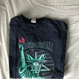 Thrasher t-shirt - Snygg thrasher t-shirt köp i USA. Använd en del men fortfarande i ett väldigt bra skick. Vid snabb affär går pris att diskuteras. Fraktkostnad tillkommer på 42kr🗽