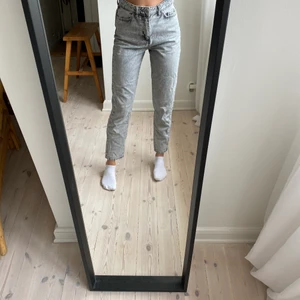 Gråa jeans  - Säljer mina gråa jeans från Gina pga att de inte kommer till användning💕