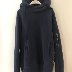Acqua Limone Hoodie - Storlek XXS, marinblå. Mycket sparsamt använd och i fint skick!❤️ Nypris ca 999kr. Vid köp står köparen för frakt eller så möts vi upp i kvarnby.☺️