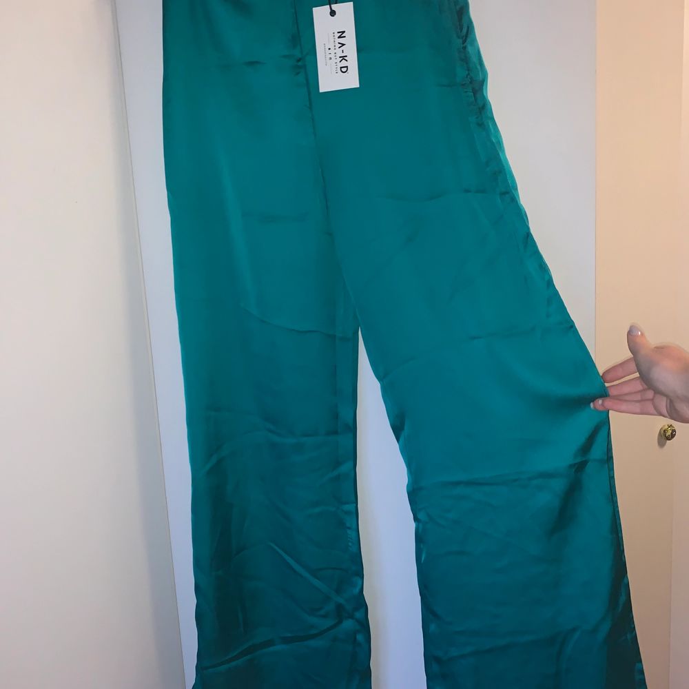 Gröna utsvängda sköna silkesbyxor från nakd, aldrig använda endast testade. Säljer pga för små för mig. Jeans & Byxor.