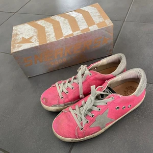 GOLDEN GOOSE - GOLDEN GOOSE -Strl. 37 -Nypris: 4500:- -Pris: 1950:- • För dig som inte är bekant med Golden Goose; skorna är inte speciellt slitna utan designen är sådan.