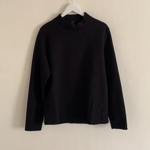 Crowneck från cos  - Svart crowneck tröja från cos i scooba liknande material. 