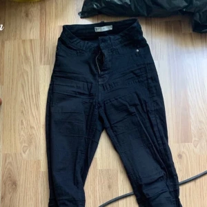 Högmidjade jeans  - Jeans modell Molly highwaist från Gina tricot 