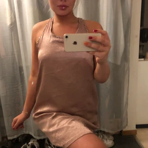 Klänning storlek L - Klänning med underbara detaljer, små stenar och paljetter längs banden bröstet och ryggen. Korsrygg full av stenar och paljetter. Klänningen har en innerklänning och är inte speciellt stor i storleken skulle säga S-M( L med mindre byst) 🤗 35kr frakt