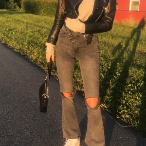 Bootcut jeans med hål - Säljer mina jätte snygga bootcut jeans med hål på knäna. Dem har ett litet hål men det är inget som syns. Jeansen säljs inte längre hos Gina tricot. 