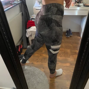 Träningsbyxor  - Fina träningsbyxor från hm, inget fel på dem alls!