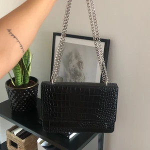 Väska - Den perfekta svarta väskan! Storleken är lagom, alltså ej för liten men inte för stor 🤩 kedja och svart faux croco 🥰🥰 