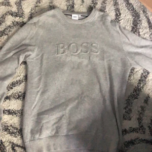 Hugo boss sweatshirt - Skick 10/10, använt få gånger. Nypris är 1000kr+ och säljs för mycket mindre!!