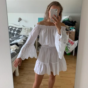 Off shoulder klänning NA-KD - Vit off shoulder klänning från NA-KD i storlek som är använd en gång. Jag säljer den då jag tycker att den blev för stor för mig som vanligtvis har 34 så jag skulle säga att den sitter som storlek 36 fast det står 34 på lappen. Köparen står för frakten.