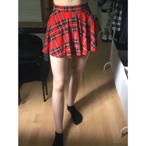 Rutig kjol - Söt rutig kjol i skönt material, kjolen är oanvänd och storlek xs! Frakt tillkommer ❣️