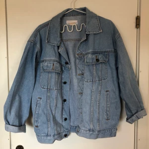 jeansjacka - perfekta jeansjackan i storlek l. sitter perfekt oversize. fräscht skick. skriv om du undrar någonting🤩😎 kom med bud