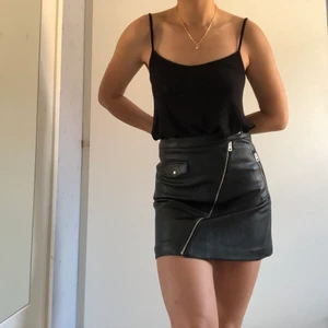 Basic trikålinne  - Ett ganska basic svart linne i trikå från ginatricot som går att kombinera på många olika sätt. 