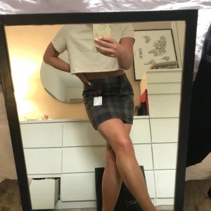 Snygg rutig kjol - Snygg rutig kjol från esprit i storlek 34. Helt oanvänd med lappar kvar