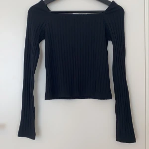 Ribbad tröja NAKD - En långärmad ribbad tröja från NAKD med en fyrkantig urringning. Använt några gånger. I bra skick. Fraktkostnad tillkommer. 