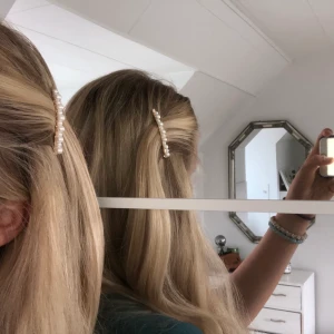 Hårspänne  - Säljer så gulligt och smalt hårspänne. Det är så stilrent och sitter fast väldigt bra i håret. Köpare står för frakt eller möts upp i gbg💓