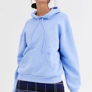 Populär baby ljus blå hoodie MONKI - En helt slutsåld och otroligt bekväm hoodie från Monki!🦋 Knappt använd mer än 6 gånger och köpt för 349! Kan mötas i stockholm eller så betalar du frakten!💙 Liten fläck på framsidan som kan försvinna med fläckborttagning! (postslarv ej mitt ansvar )