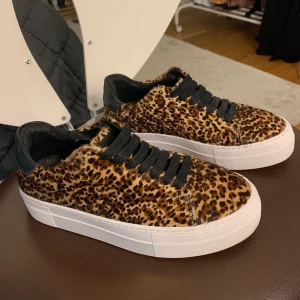 Leopard sneakers  - Bra skick, sköna att gå i. Tyvärr för små för mig, nypris:1450 