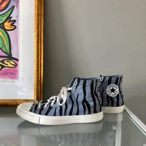Super snygga blåa converse med zebra och leapard mönster 💫bra skick 8/10 i storlek 42,5! Nypris 750kr, frakt ingår i priset 