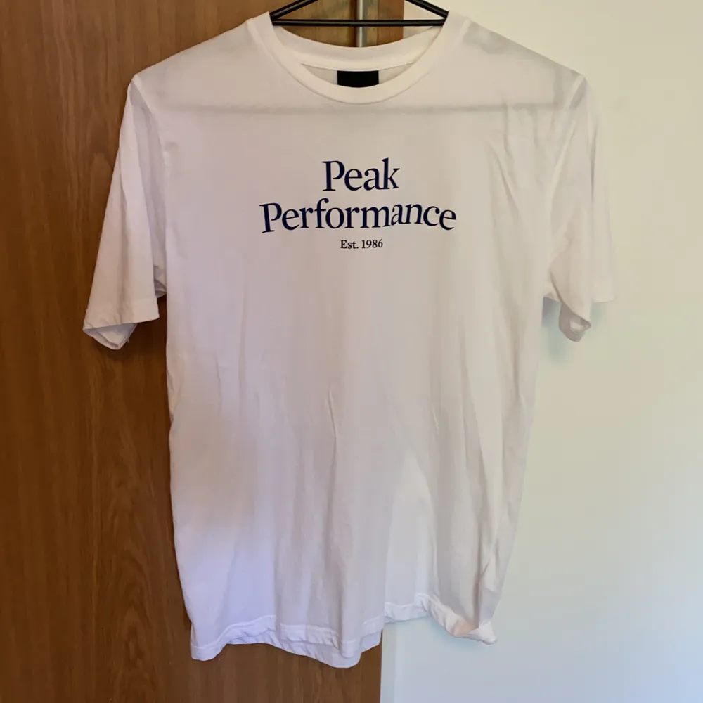 Säljer min peak performance T shirt. Använt den 1 gång. Köpte den för 350 kr. Inte min stil. Passar S.. T-shirts.