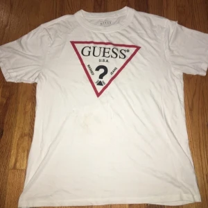Guess T-shirt  - Säljer min guess tshirt då den va för stor, den är i storlek M och den har använts drygt 3 gånger 