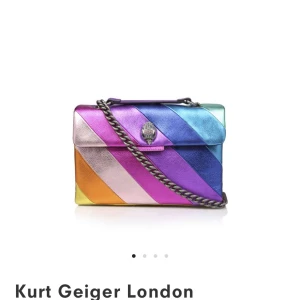 Populär Kurt geiger väska  - Funderar på att sälja den fantastiska väskan så den tyvärr tyvärr tyvärr inte används så flitigt:( den är i toppen skick och kjedjan går att justera som dubbelt eller enkelt beroende på önskad längd! Bara att höra av dig om du vill ha fler bilder💗💕